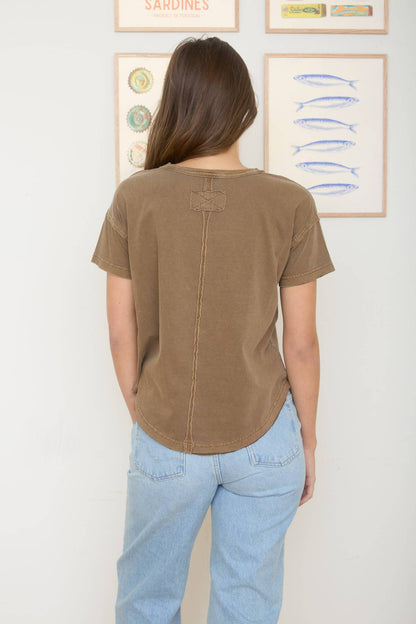 ROUND NECK SHORT SLEEVE EXPOSED SEAM KNIT TOP: KHAKI