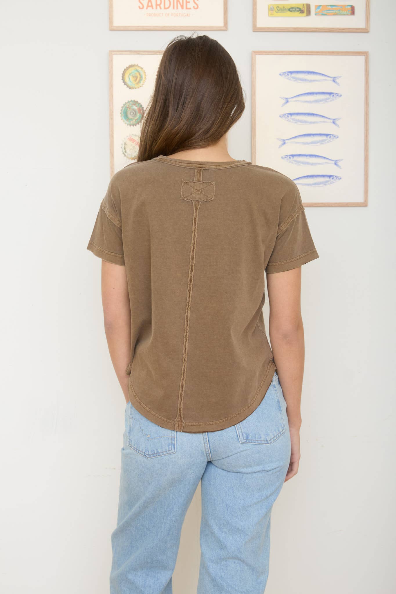 ROUND NECK SHORT SLEEVE EXPOSED SEAM KNIT TOP: TERRACOTTA