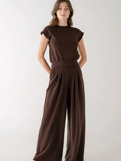 Dark brown pleated wide-leg sweatpants with high-rise waistband and side pockets