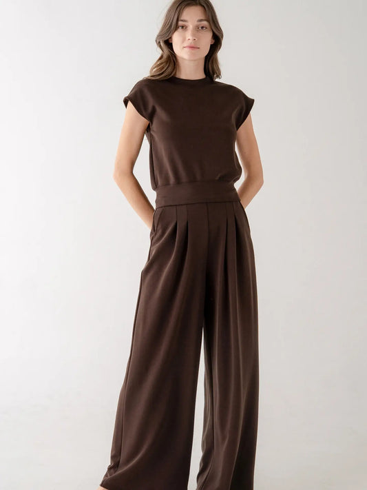 Dark brown pleated wide-leg sweatpants with high-rise waistband and side pockets