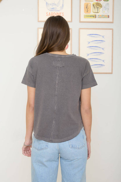 ROUND NECK SHORT SLEEVE EXPOSED SEAM KNIT TOP: KHAKI