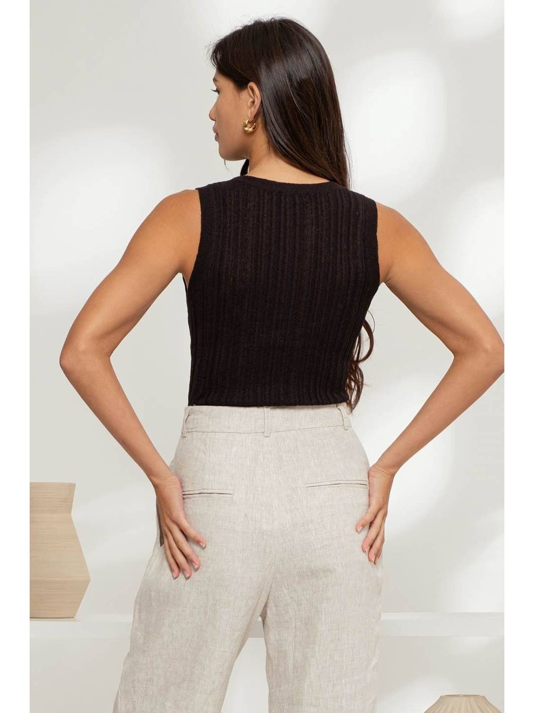 Sleeveless round neck sweater knit top