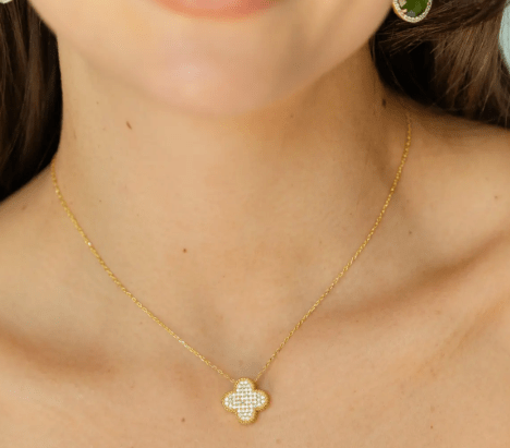 Bringing luck pendant necklace