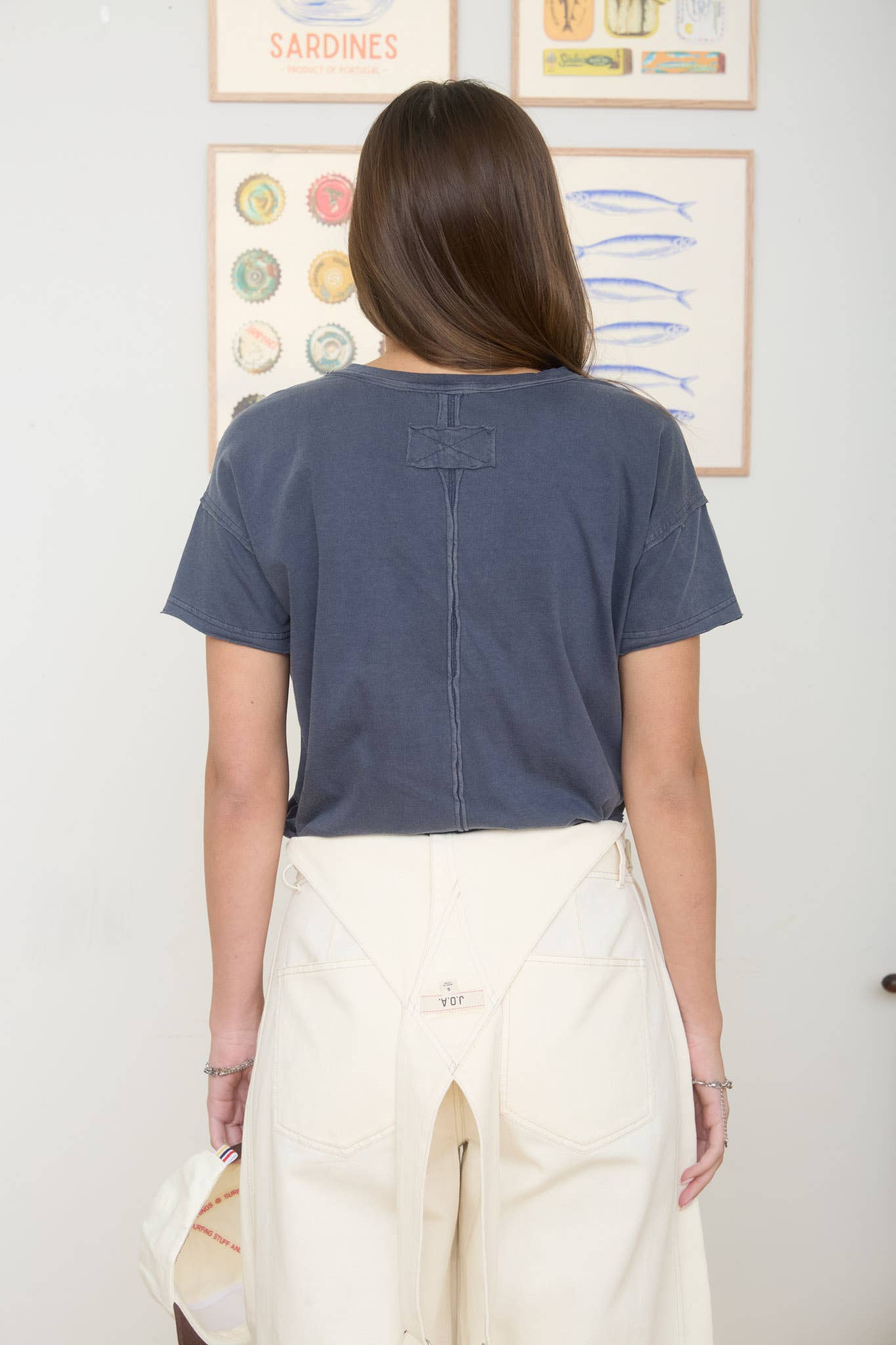 ROUND NECK SHORT SLEEVE EXPOSED SEAM KNIT TOP: KHAKI