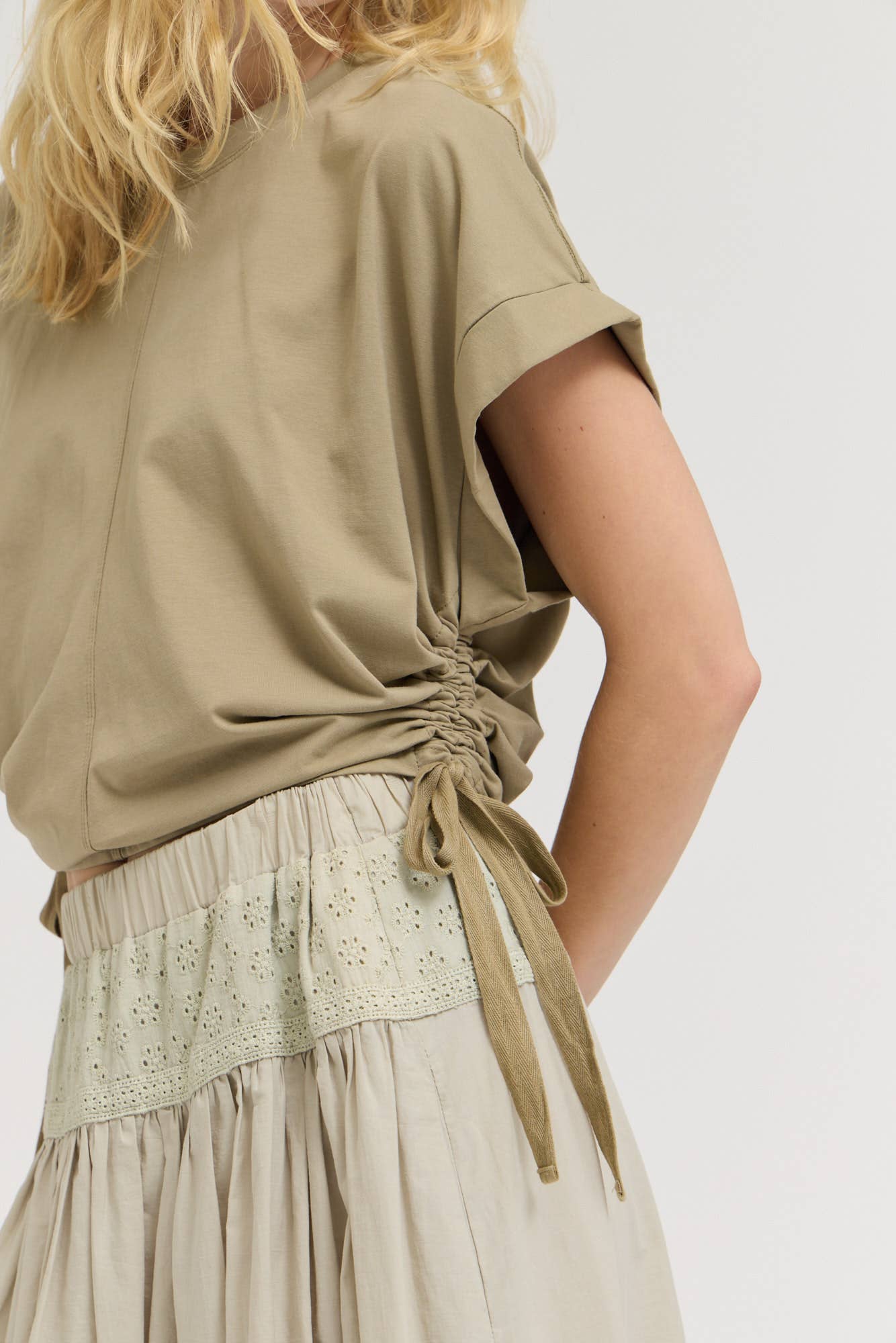 41628 - SIDE SCRUNCH TEE