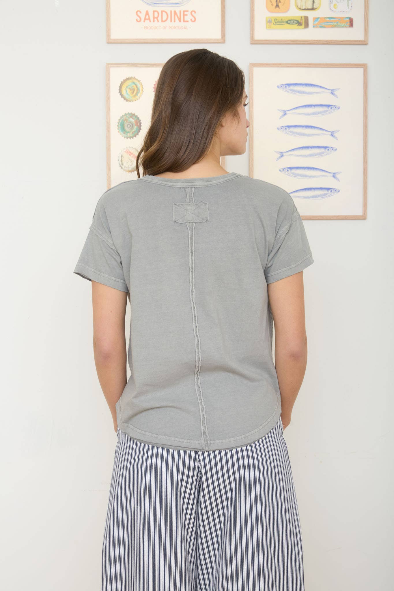 ROUND NECK SHORT SLEEVE EXPOSED SEAM KNIT TOP: TERRACOTTA