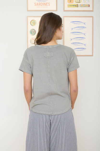 ROUND NECK SHORT SLEEVE EXPOSED SEAM KNIT TOP: KHAKI