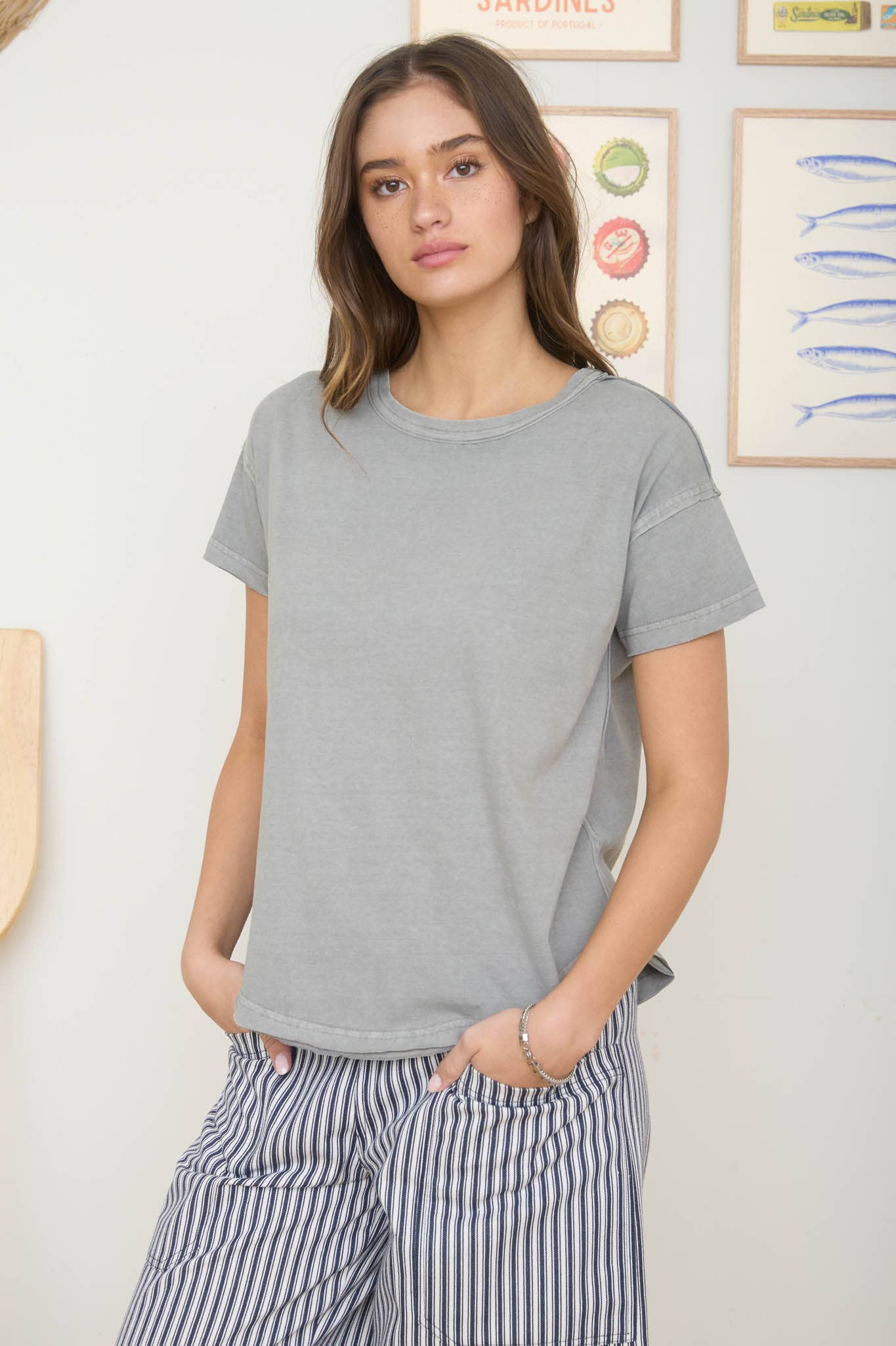 ROUND NECK SHORT SLEEVE EXPOSED SEAM KNIT TOP: TERRACOTTA