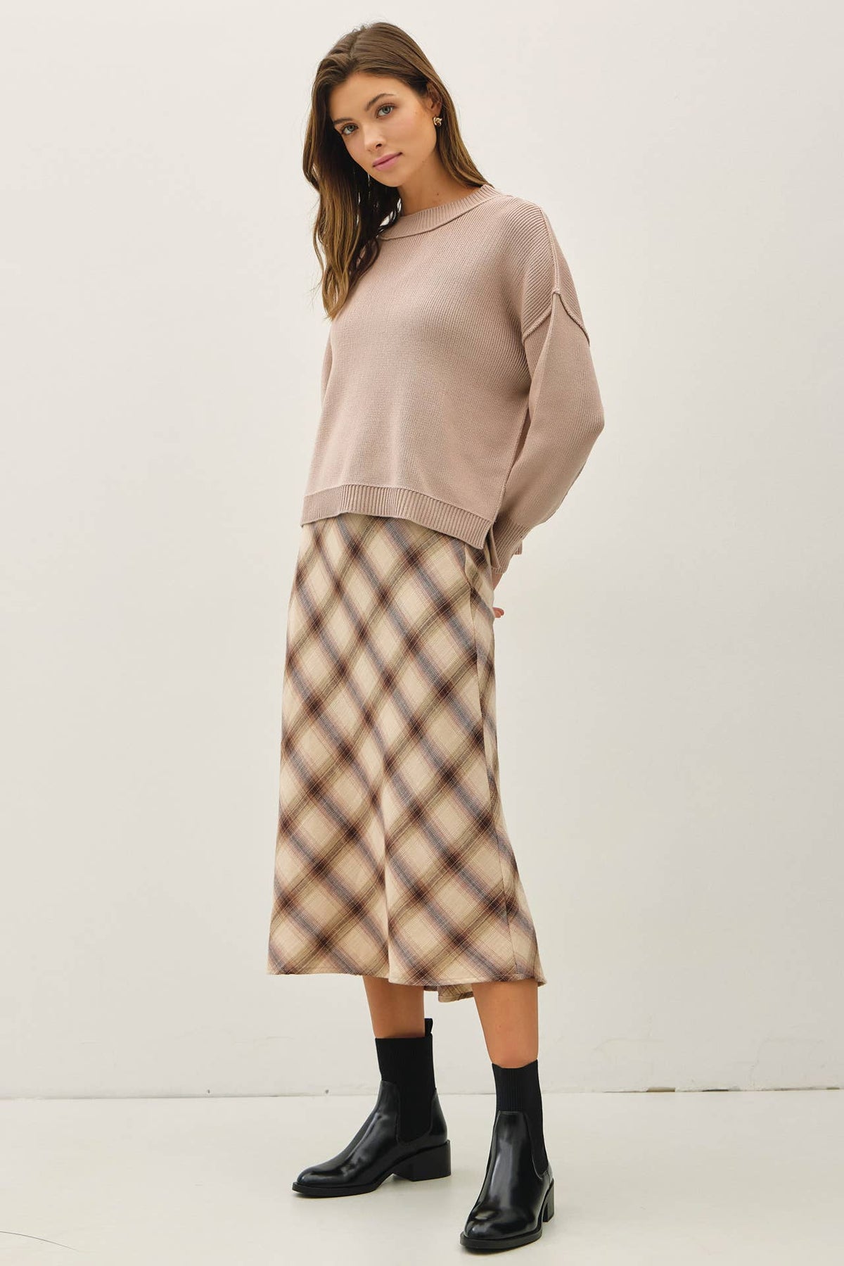 Relaxed cropped taupe ribbed knit sweater with crew neck and long sleeves