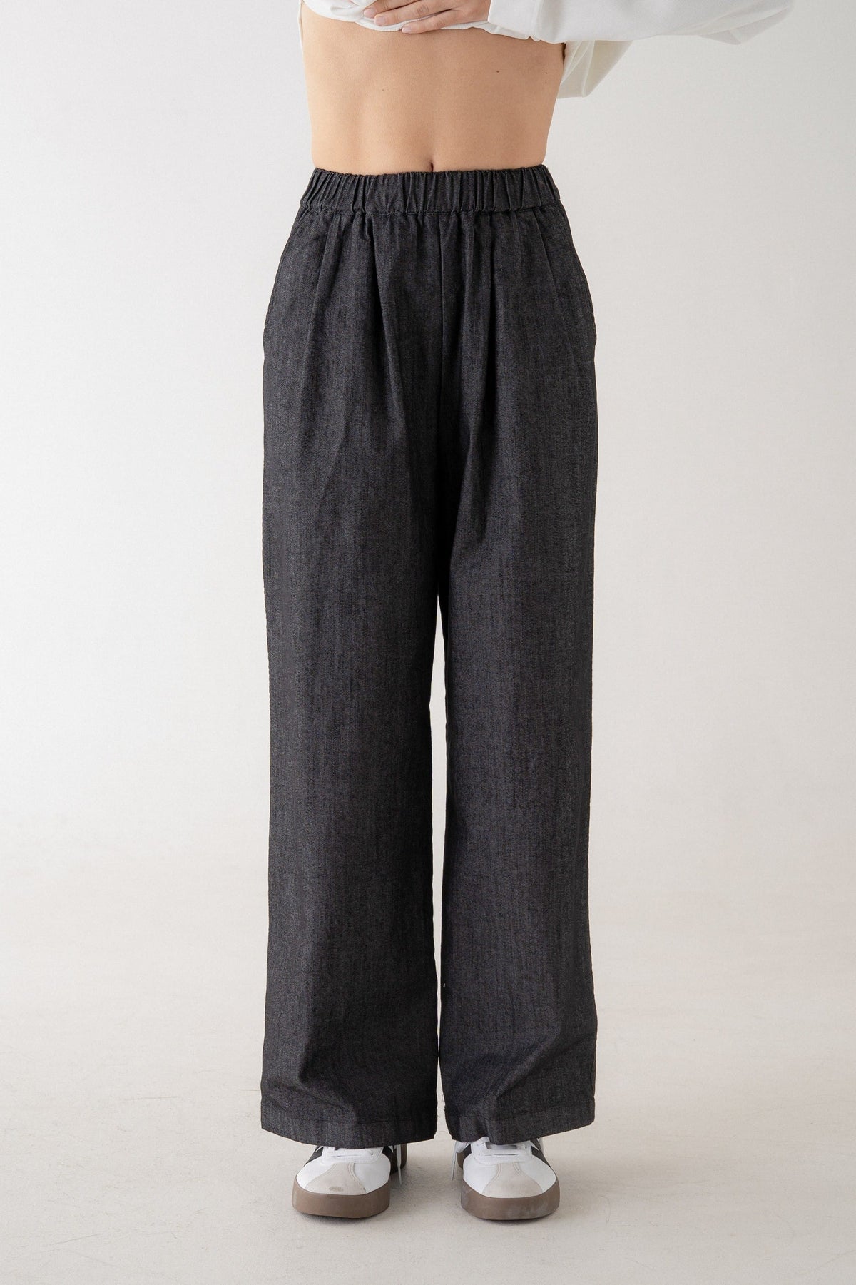 Charcoal wide-leg pull-on trousers with elastic waistband and front pleats